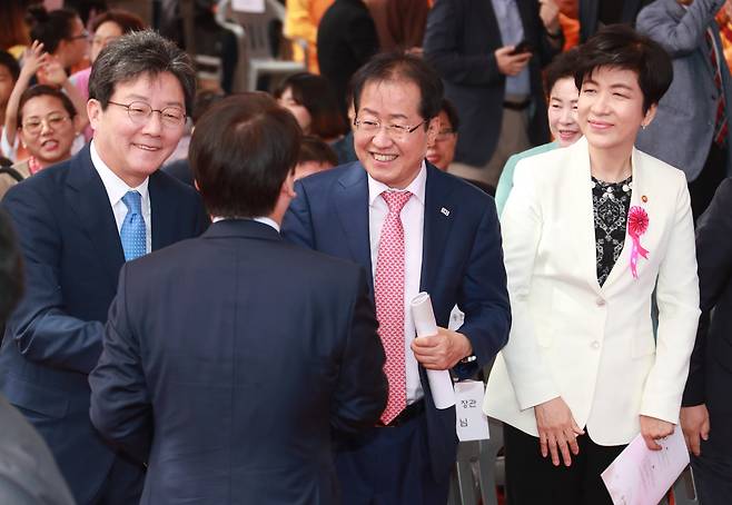 22일 서울 종로구 견지동 조계사에서 열린 불기 2562년 부처님 오신날 봉축법요식에서 안철수 바른미래당 서울시장 후보가 홍준표 자유한국당 대표와 악수를 나누고 있다. 2018.5.22/뉴스1