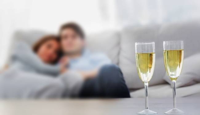 최근 함께 집에서 술을 즐기는 부부가 늘고 있다. 가정의 달인 5월은 휴일이 많고, 올해는 징검다리 연휴도 두 차례나 있어 한잔하기 더 없이 편한 시기다.하지만 부부가 함께 음주하는 경우 술 문제를 자각하기 어려운 만큼 평소 올바른 음주 습관을 갖는 것이 중요하다. [제공=다사랑중앙병원]