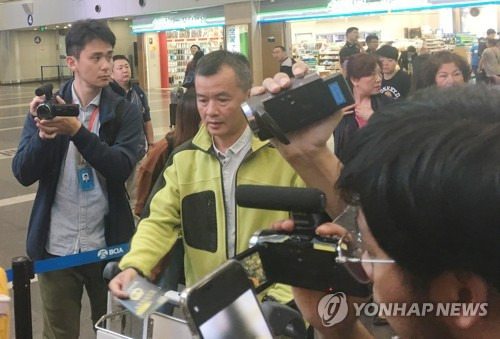 풍계리로 떠나는 외신 기자들 (베이징=연합뉴스) 김진방 특파원 = 22일 오전 중국 베이징(北京) 서우두(首都) 공항에서 북한의 풍계리 핵실험장 취재에 초청받은 외신 기자들이 고려항공 전세기를 타기위해 탑승장으로 들어가고 있다.2018.5.22 chinakim@yna.co.kr