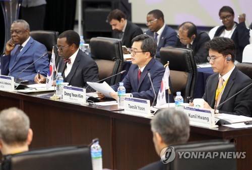 한국-아프리카 경제협력회의 (부산=연합뉴스) 조정호 기자 = 김동연 경제부총리 겸 기획재정부 장관(가운데 줄 오른쪽에서 두번째)이 22일 부산 벡스코에서 열린 한국-아프리카 경제협력회의(KOAFEC)에서 인사말을 하고 있다. 2018.5.22      ccho@yna.co.kr