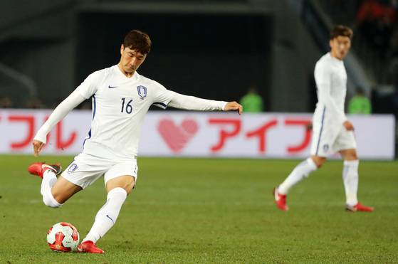 지난해 12월 16일 일본 도쿄에서 열린 EAFF E-1 챔피언십 일본과의 최종전에서 무회전 프리킥을 시도하는 정우영. [도쿄=뉴스1]