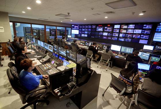 JTBC 부조정실. 뉴스 등 단위 프로그램을 제작하는 부조정실에서는 PD를 비롯해 기술 감독·카메라 감독·조명 감독·디자이너 등 여러 사람이 모여 일한다.