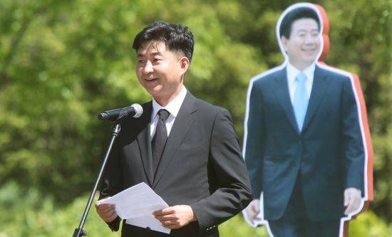 23일 경남 김해시 봉하마을 대통령 묘역에서 엄수된 노무현 전 대통령 9주기 추도식에서 노건호 씨가 유족 인사말을 하고 있다. 뉴시스