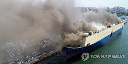 중고차 선적 선박 화재 첫날 모습 [연합뉴스 자료사진]