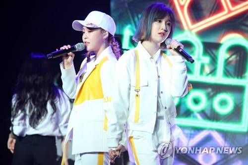 '칸(KHAN), 데뷔 신고합니다' (서울=연합뉴스) 진연수 기자 = 그룹 칸(KHAN)이 23일 오후 서울 마포구 서교동 무브홀에서 열린 첫 번째 디지털 싱글 '아임 유어 걸(I'm Your Girl)?' 발매 쇼케이스에서 타이틀 곡 무대를 선보이고 있다. 2018.5.23