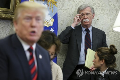 안경 고쳐쓰는 존 볼턴 백악관 국가안보보좌관 [EPA=연합뉴스]