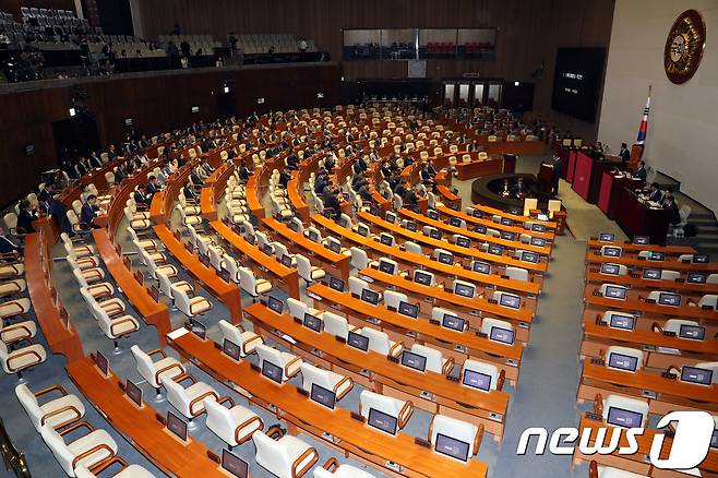이낙연 국무총리가 24일 서울 여의도 국회에서 열린 본회의에서 대통령 개헌안 제안설명을 하고 있다. 이날 자유한국당, 바른미래당, 민주평화당 의원들은 본회의에 참석하지 않았다. 2018.5.24/뉴스1 © News1 안은나 기자