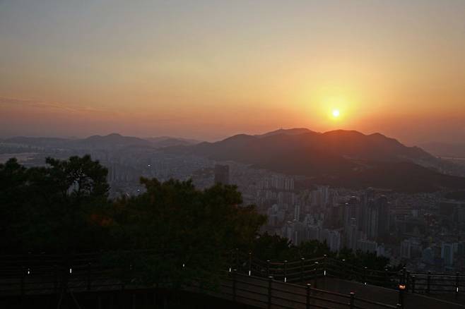 황령산 정상 전망대에서 본 해넘이