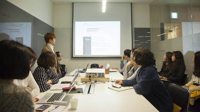 잡플래닛 직원들이 자비스를 활용한 헤드헌팅 서비스 관련 회의를 하고 있다.