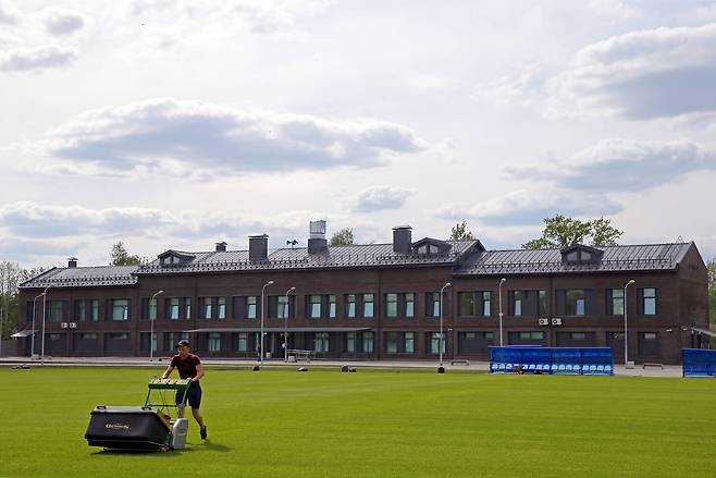 지난 23일 2018 러시아 월드컵 한국 축구대표팀 베이스캠프 훈련장인 상트페테르부르크 스파르타크 훈련장에서 한 관계자가 잔디를 관리하고 있다. [연합뉴스]