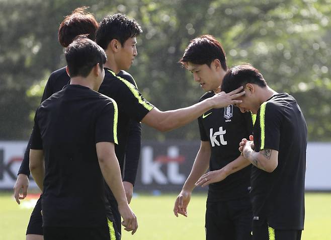 구자철이 24일 파주NFC에서 게임에서 벌칙을 받은 고요한에게 딱밤을 주고 있다.. 임현동 기자