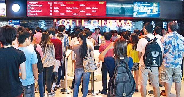 베트남 껀터시의 롯데시네마 극장 매표소 앞에서 현지 관람객들이 줄을 서 있다. /롯데시네마 제공