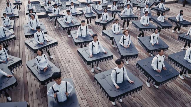 광고 속 반도체를 의인화한 모습