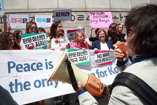2018 국제여성평화걷기 대회에 참가하는 여성평화운동가들이 25일 오전 서울 종로구 광화문광장에서 기자회견을 열어 트럼프 미국 대통령의 북미정상회담 돌연 취소를 규탄하며 한반도 평화를 위해 북미정상회담 개최를 촉구하고 있다. ⓒ유성호