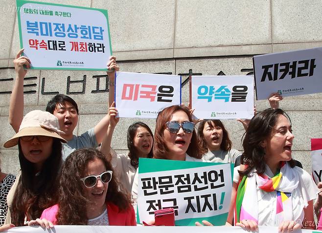 2018 국제여성평화걷기 대회에 참가하는 여성평화운동가들이 25일 오전 서울 종로구 광화문광장에서 기자회견을 열어 트럼프 미국 대통령의 북미정상회담 돌연 취소를 규탄하며 한반도 평화를 위해 북미정상회담 개최를 촉구하고 있다. ⓒ유성호