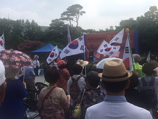 보수단체가 2017년 7월19일 대구 중구 국채보상운동기념공원 종각 앞에서 ‘제19대 대통령선거 무효 부정선거 진상규명 국민대회’를 열고 있다. ⓒ 뉴시스