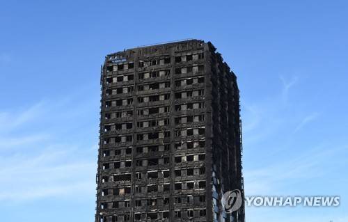 잿더미가 된 런던 아파트 화재 현장 [EPA=연합뉴스]