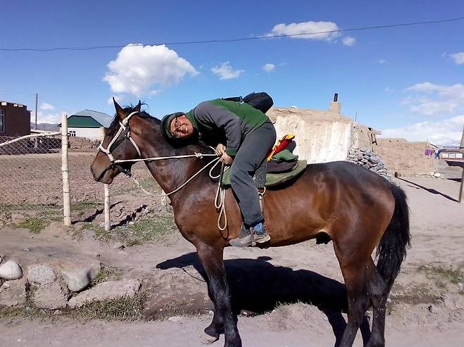 바람(말)과 나는 매일 초원을 달리면서 서로를 길들이고 있다. 날씨 좋은 날 초원을 질주하고 마을에 돌아온 직후 바람을 타고 있는 필자.  공원국 제공