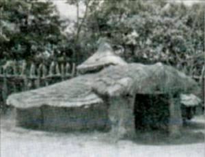 부여 부소산성에서 발굴된 반지하 움집(복원).