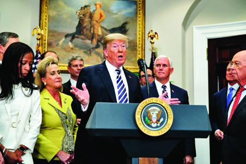 도널드 트럼프 미국 대통령이 24일(현지시간) 워싱턴DC 백악관에서 열린 금융규제 완화 법안 서명식 행사에서 북·미 정상회담 취소 배경을 설명하고 있다. 그는 “김정은 북한 국무위원장이 올바른 일을 선택하고 건설적 대화에 나설 때까지 기다리겠다”고 말했다. AP뉴시스