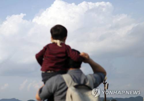 맑은 하늘 보여줄게 (창원=연합뉴스) 김동민 기자 = 비가 그친 13일 오후 경남 창원시 마산합포구 가포동에서 한 시민이 아이와 함께 맑은 하늘을 구경하고 있다. 2018.5.13      image@yna.co.kr