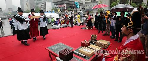 동의보감 바치는 허준 (서울=연합뉴스) 신준희 기자 = 29일 오후 서울 광화문광장에서 열린 '동의보감 발간 400주년 및 2013 산청 세계 전통의약 엑스포 D-100 기념식'에서 동의보감 진서의 재현 행사가 열리고 있다.       의성 허준 선생이 광해군에게 동의보감을 바치기 위해 걸어오고 있다. 2013.5.29      hama@yna.co.kr