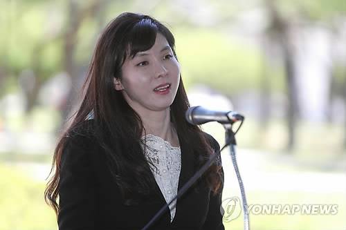 '들불상' 수상소감 밝히는 서지현 검사 (광주=연합뉴스) 정회성 기자 = 국내에 '미투' 운동을 촉발한 서지현 창원지방검찰청 통영지청 검사가 26일 광주 북구 운정동 5·18국립묘지에서 들불상 수상 소감을 밝히고 있다. 2018.5.26