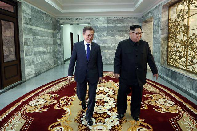 문재인 대통령과 김정은 국무위원장이 26일 판문점 북측 판문각 회담장으로 들어가고 있다.  청와대 제공