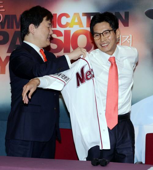 이장석대표(왼쪽)가 신임 염경엽 감독에게 유니폼을 입혀 주고 있다. 2012.10.18 &nbsp;  이주상기자 rainbow@sportsseoul.com