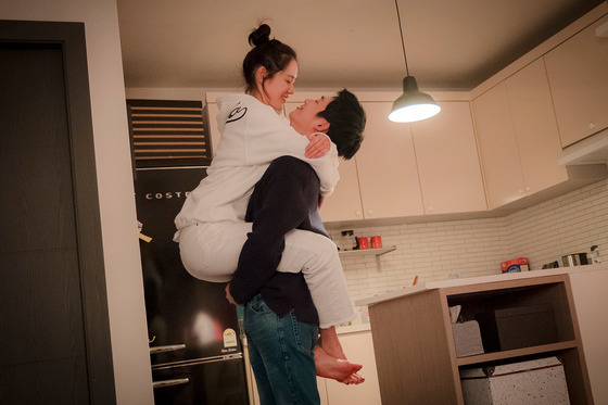 '밥 잘 사주는 예쁜 누나'는 카메라 위치가 바뀌지 않고 한 번에 찍은 분량이 많아 배우 옆모습이나 뒷모습도 종종 화면에 등장했다. 이같은 앵글은 몰입감을 높이는 효과를 가져왔다. [사진 JTBC]