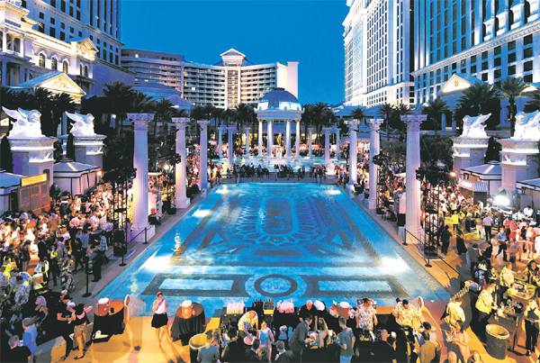 지난 11일(현지시간) 베이거스 언코크드의 메인 이벤트 `그랜드 테이스팅`이 열린 시저스팰리스 호텔 야외수영장 모습. 내로라하는 스타 셰프들, 갖가지 요리와 술이 어우러지는 이곳은 `요리 신들의 정원`이었다. [사진 제공 = 라스베이거스 관광청]