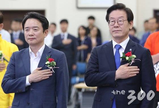 남경필 자유한국당 경기도지사 후보(왼쪽), 이재명 더불어민주당 후보가 25일 오후 경기도 수원시 영통구 경기도선거관리위원회에서 열린 매니페스토 정책선거 실천 협약식에서 국민의례를 하고 있다. 2018.5.25/뉴스1  <저작권자 © 뉴스1코리아, 무단전재 및 재배포 금지>