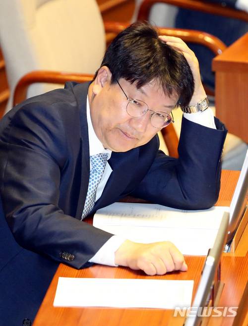 【서울=뉴시스】박영태 기자 = 28일 오후 서울 영등포구 여의도 국회 본회의장에서 진행된 제360회 국회(임시회) 제5차 본회의에 권성동 의원이 참석해 자리에 앉아 있다. 2018.05.28. since1999@newsis.com
