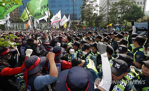 '최저임금법 개정안 저지 투쟁!' (서울=연합뉴스) 신준희 기자 = 28일 서울 여의도 국회 앞에서 열린 '최저임금 개악저지 민주노총 수도권 총파업대회'에서 조합원들이 경찰과 충돌하고 있다.       hama@yna.co.kr