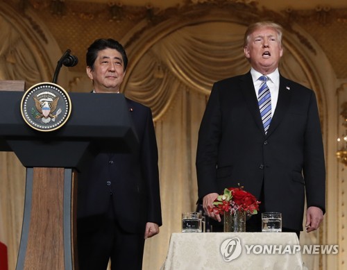 아베 신조 일본 총리(왼쪽)와 도널드 트럼프 미국 대통령[AP=연합뉴스 자료사진]