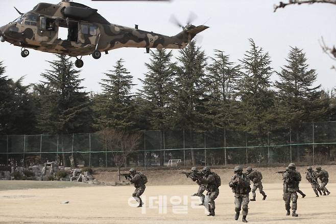 지난 해 UFG 연습과 연계한 민·관·군·경 통합 대테러 훈련에서 육군 2작전사 특공부대 장병들이 수리온 헬기에서 패스트로프를 이용해 강하 후 전술기동을 하고 있다. [사진=육군]