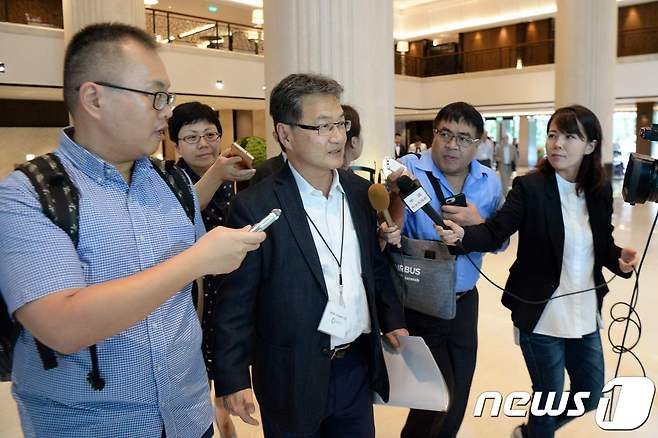조셉 윤 전 미국 국무부 대북정책 특별대표(가운데) <자료사진> © AFP=뉴스1