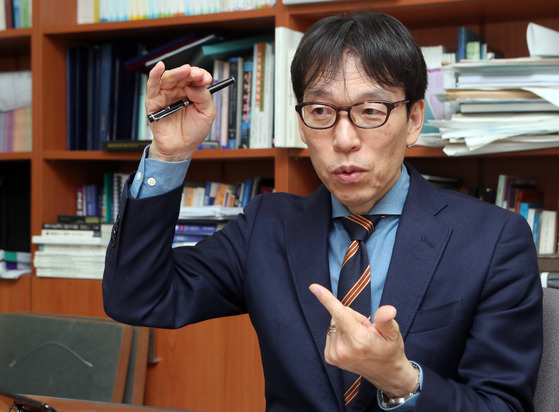 아오시마 야이치 히토쓰바시대 교수가 인터뷰에서 한국 경제에 나타나고 있는 이상 징후를 지적했다. 최정동 기자