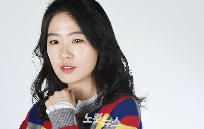 최근 종영한 JTBC 금토드라마 '밥 잘 사주는 예쁜 누나'에서 금보라 역을 맡은 배우 주민경. 주민경이 지난 24일 서울 양천구 목동 CBS 사옥에서 인터뷰 전 사진 촬영을 위해 포즈를 취하고 있다. (사진=황진환 기자)