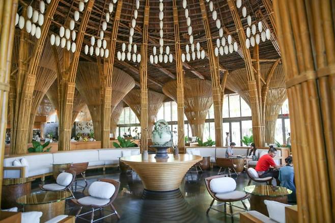 독특한 건축 구조물로 꾸며진 메인 레스토랑 ‘헤이헤이’. (사진=스테이앤모어 제공)