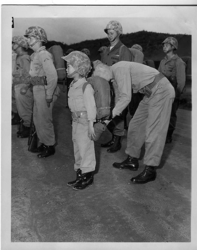 하우스보이 김성구 군이 다른 병사들과 함께 군장검열을 받고 있다. ⓒNARA