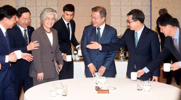 문재인 대통령이 29일 오전 청와대에서 열린 국무회의에 앞서 국무위원들과 차를 마시며 환담하고 있다. 안주영 기자 jya@seoul.co.kr