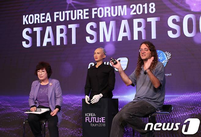 벤 괴르첼 싱귤래리티넷 대표(오른쪽)가 30일 서울 중구 더플라자호텔 그랜드볼룸에서 뉴스1 주최로 열린 '한국미래포럼 2018'에서 AI로봇 소피아에 대해 설명하고 있다.  2018.5.30/뉴스1 © News1 박지혜 기자