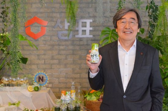 박진선 샘표 대표이사 사장이 30일 열린 우리맛 연구 기자간담회에서 요리에센스 연두를 소개하고 있다.