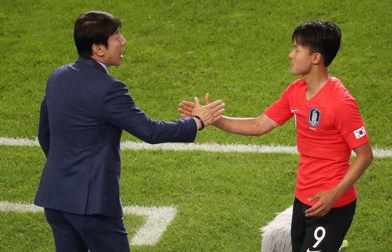 28일 대구스타디움에서 열린 축구국가대표팀 대한민국-온두라스 친선경기에서 대한민국 이승우가 교체한 뒤 신태용 감독과 악수하고 있다. [대구=연합뉴스]