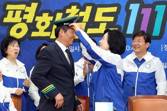 추미애 더불어민주당 대표가 30일 국회에서 열린 '평화철도111' 유세단 출정식에서 정청래 전 의원을 유세단장으로 임명하고 있다. 강정현 기자