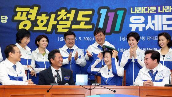 추미애 대표가 정청래 전 의원에게 모자를 씌워주기 전에 먼저 써보고 있다. 강정현 기자