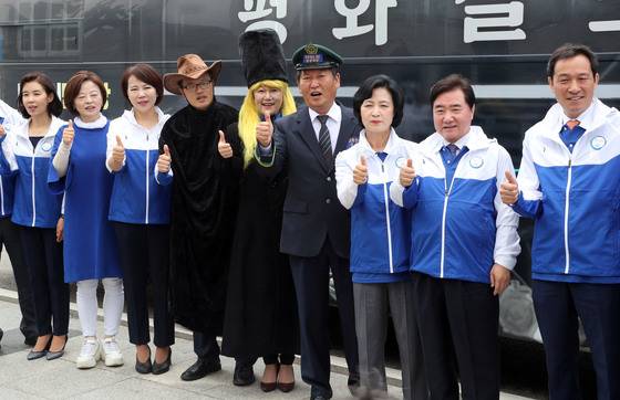 30일 국회에서 열린 더불어민주당 지방선거 유세단 '평화철도111'출정식에서 참석자들이 기념촬영하고 있다. 강정현 기자