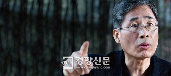 신평 교수는 2014년 경북대 게시판에 ‘총장은 조용히 물러나시오’라는 글을 올린 후 명예훼손죄로 기소됐다. 당시 경북대 총장은 청와대 안종범 경제수석의 고교선배였다. 최근 검찰조사에서 당시 안 수석이 경북대 총장 인선에 간여한 정황이 드러나기도 했다.