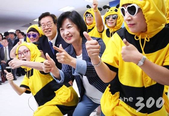 추미애 더불어민주당 대표와 이재명 경기도지사 후가 27일 오후 경기도 수원시 팔달구 마라톤빌딩에서 열린 이 후보의 선거 사무소 개소식에서 공연팀들과 포즈를 취하고 있다. 2018.5.27/뉴스1  <저작권자 © 뉴스1코리아, 무단전재 및 재배포 금지>